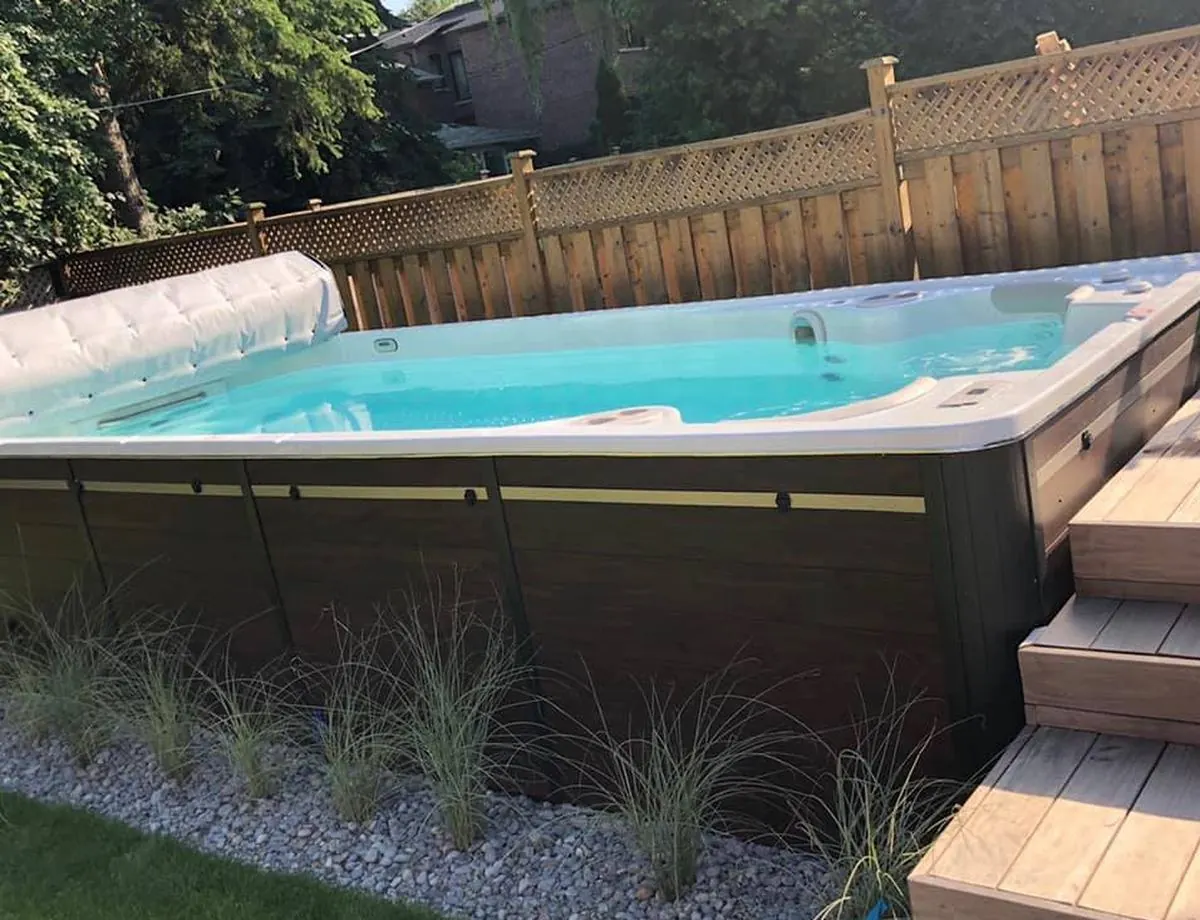 Basen Hydropool Swim Spa na tarasie w słońcu