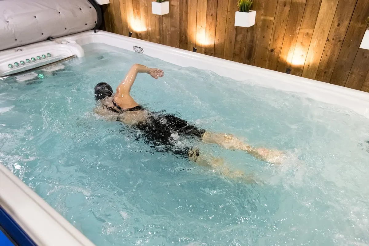 Trening pływacki w basenie Hydropool Swim Spa z przeciwprądem