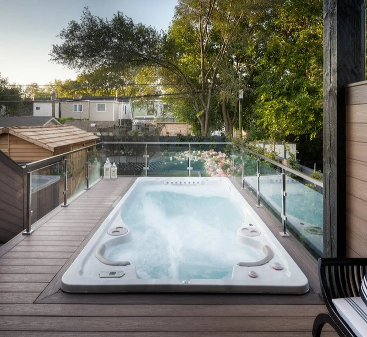 Basen Hydropool Swim Spa o zachodzie słońca na tarasie